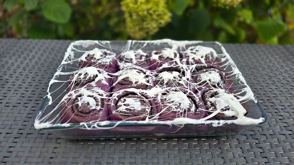 Lila Mohnschnecke mit Marshmallow Spinnennetz